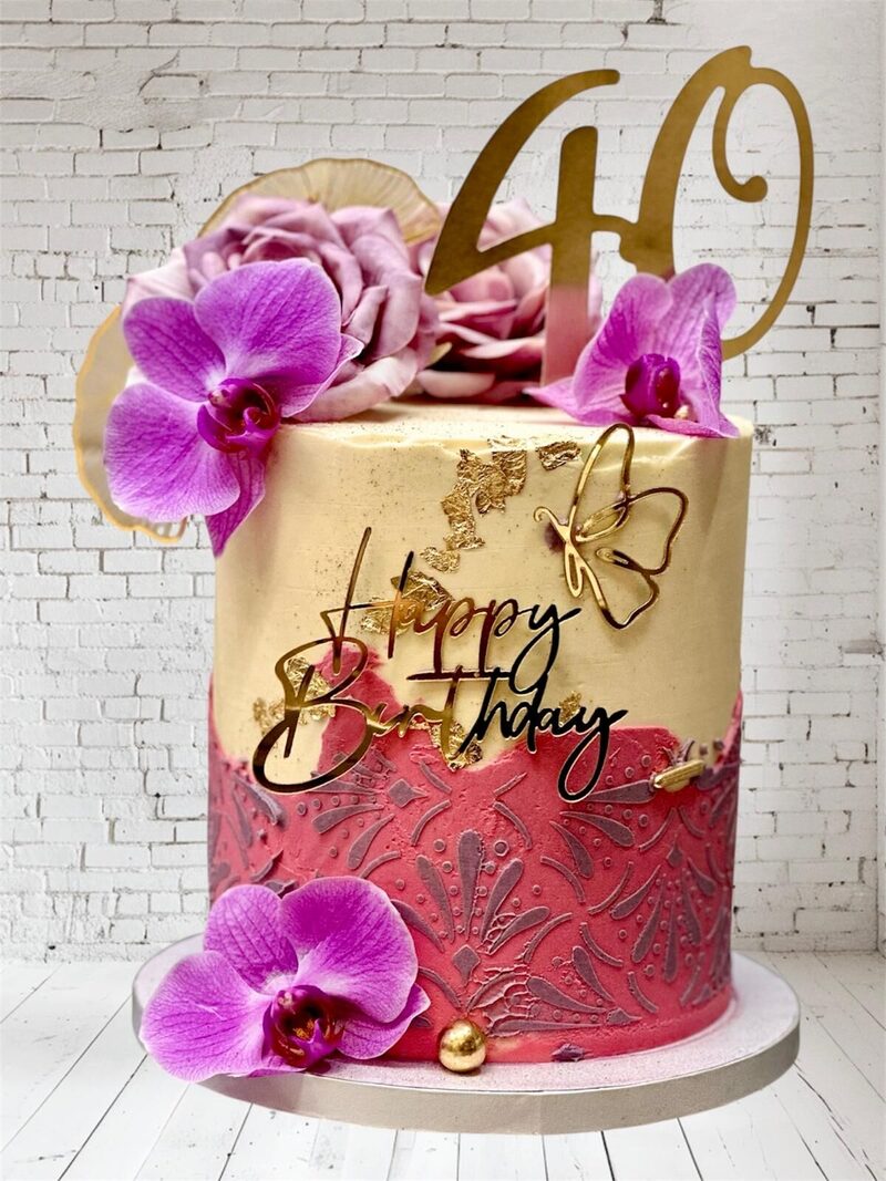 Gâteau d'anniversaire doré « 40 » orné d'orchidées et de feuilles d'or
