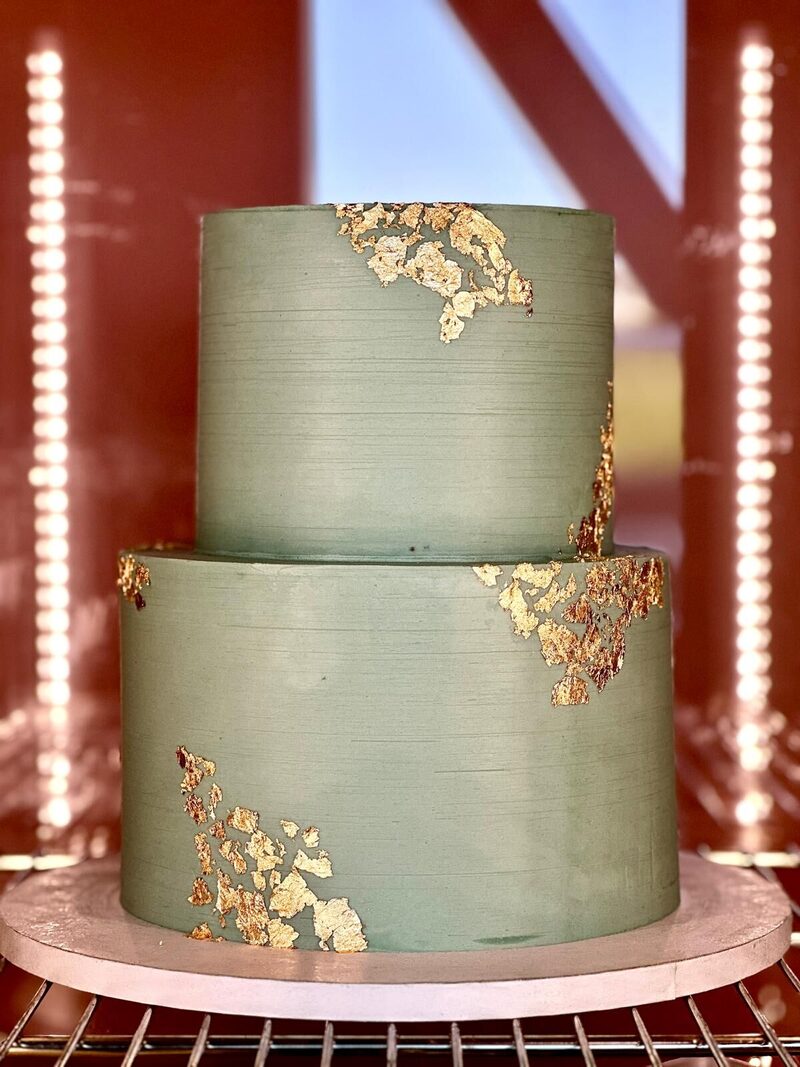 Gâteau vert sauge à deux étages rehaussé de feuilles d'or