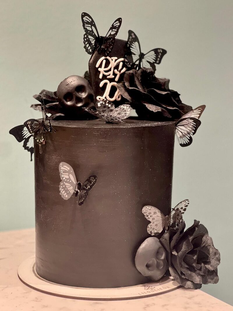 Gâteau noir spectaculaire aux roses sombres et papillons
