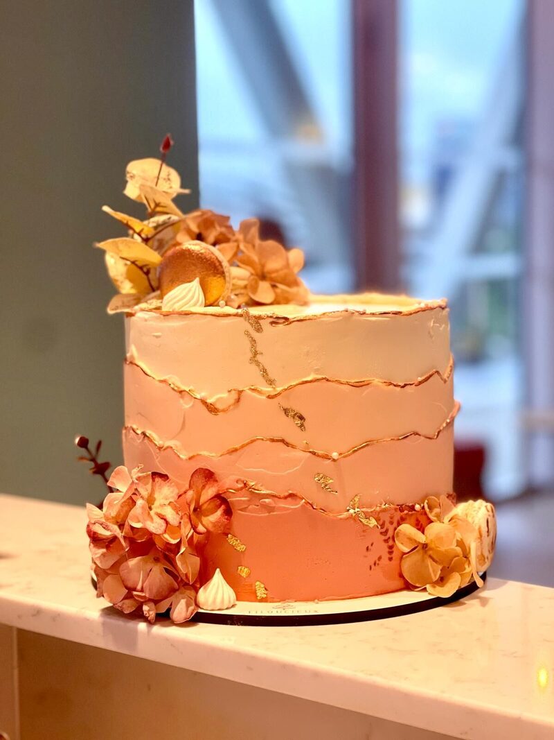 Gâteau pêche en dégradé, feuilles d'or et fleurs séchées