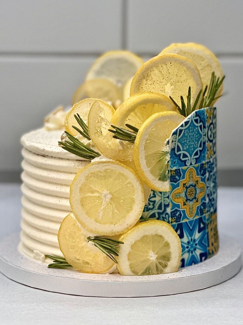 Gâteau au citron et romarin, décor en faïence bleue